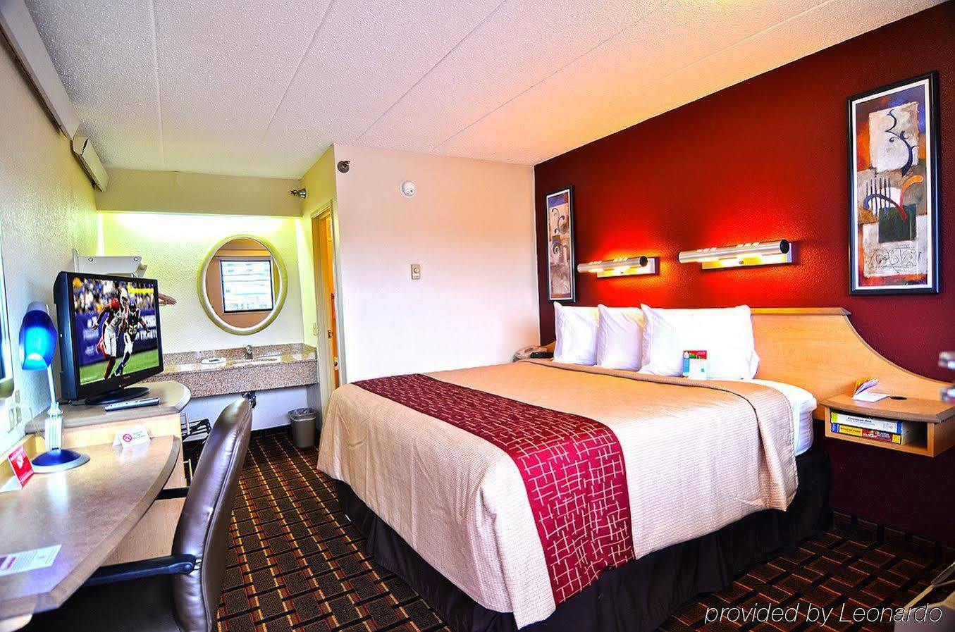 Red Roof Inn Cincinnati Northeast - Blue Ash Eksteriør billede